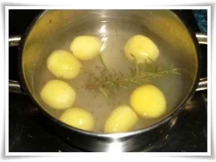 Lachssteaks mit Rosmarinkartoffeln und Paprikagulasch dazu. - Rezept - Bild Nr. 11