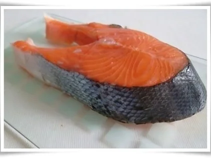 Lachssteaks mit Rosmarinkartoffeln und Paprikagulasch dazu. - Rezept - Bild Nr. 3