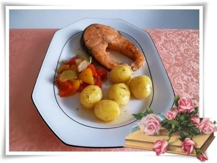 Lachssteaks mit Rosmarinkartoffeln und Paprikagulasch dazu. - Rezept