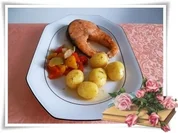 Lachssteaks mit Rosmarinkartoffeln und Paprikagulasch dazu. - Rezept