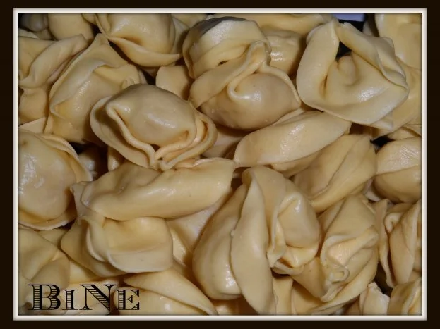 Rezept: BiNe` S TORTELLINI IN KÆSE - SAHNESOSSE Bild Nr. 4 BiNe` S TORTELLINI IN KÆSE - SAHNESOSSE - Rezept - Bild Nr. 4