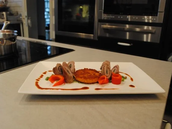 Bärlauch-Involtini / Polentaplätzchen / Kalbsjus / karamellisierte Grillpaprika/ - Rezept