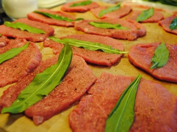 Bärlauch-Involtini / Polentaplätzchen / Kalbsjus / karamellisierte Grillpaprika/ - Rezept - Bild Nr. 2