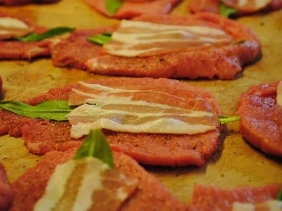 Bärlauch-Involtini / Polentaplätzchen / Kalbsjus / karamellisierte Grillpaprika/ - Rezept - Bild Nr. 3