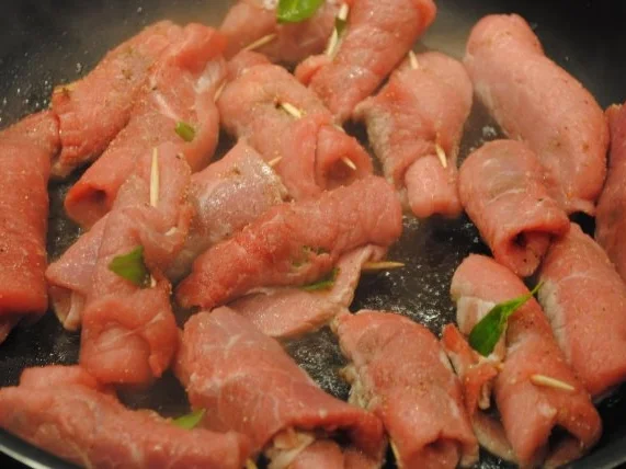 Bärlauch-Involtini / Polentaplätzchen / Kalbsjus / karamellisierte Grillpaprika/ - Rezept - Bild Nr. 8