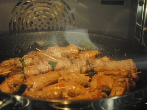 Bärlauch-Involtini / Polentaplätzchen / Kalbsjus / karamellisierte Grillpaprika/ - Rezept - Bild Nr. 9