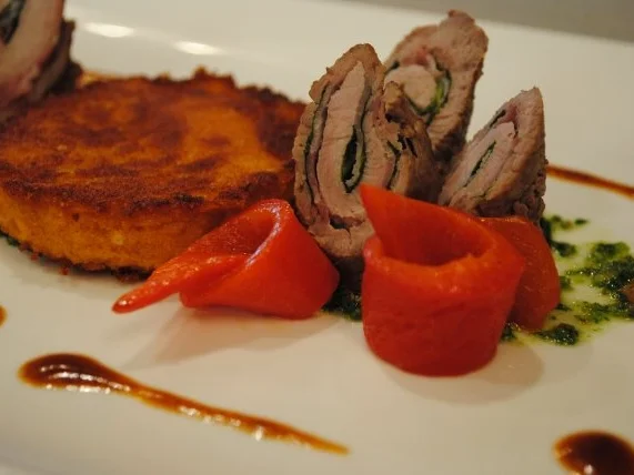 Bärlauch-Involtini / Polentaplätzchen / Kalbsjus / karamellisierte Grillpaprika/ - Rezept - Bild Nr. 17