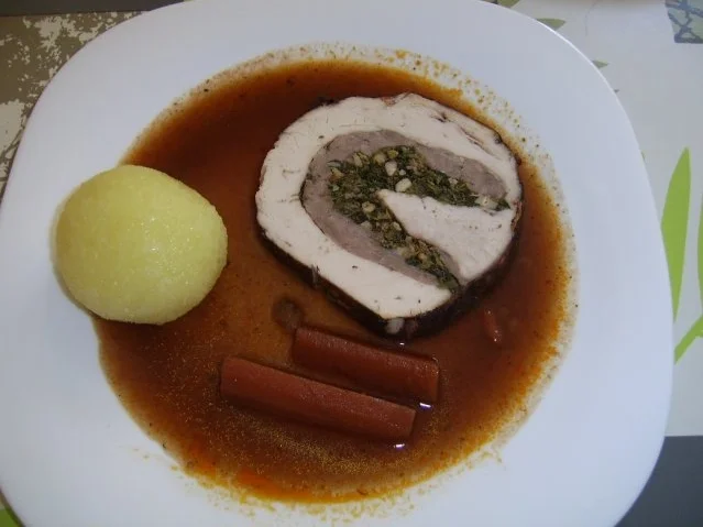 Putenrolle mit Blattspinat und Walnüssen - Rezept