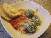 Spinat-Klößchen in Tomatensoße - Rezept