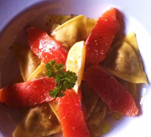 Tortellini mit Spinat-Ricotta Füllung mit gebeizten Lachs - Rezept ...