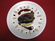 Geschmorte Ochsenschulter mit glasierten Zwiebeln und Zitruspolenta - Rezept