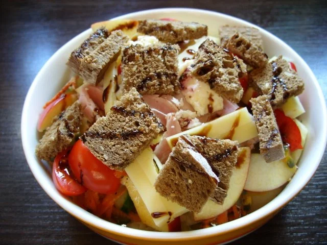 Bunter Salat mit getoastetem Brot - Rezept