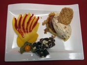 Macadamia-Krokant-Eis auf überbackener Ananas - Rezept