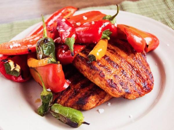 Grillsteak von der Pute mit gegrillter Paprika und Chilis D10WP ...