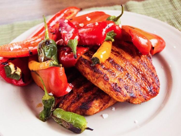 Grillsteak von der Pute mit gegrillter Paprika und Chilis D10WP ...