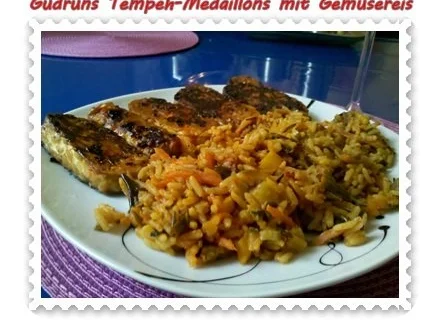 Vegetarisch: Tempeh-Medaillons mit Gemüsereis - Rezept