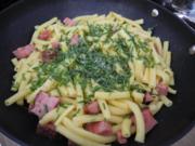 Unter 30 Minuten : Makkaroni - Wurst - Pfanne mit Möhren-Zucchini-Salat - Rezept