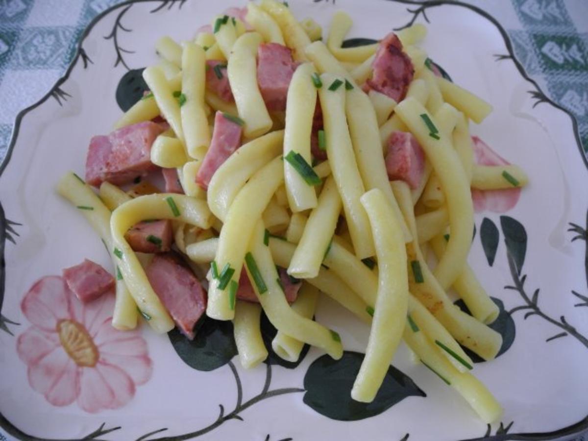 Unter 30 Minuten : Makkaroni - Wurst - Pfanne mit Möhren-Zucchini-Salat - Rezept - Bild Nr. 2