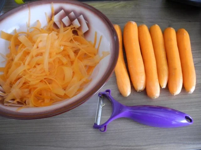 Unter 30 Minuten : Makkaroni - Wurst - Pfanne mit Möhren-Zucchini-Salat - Rezept - Bild Nr. 3