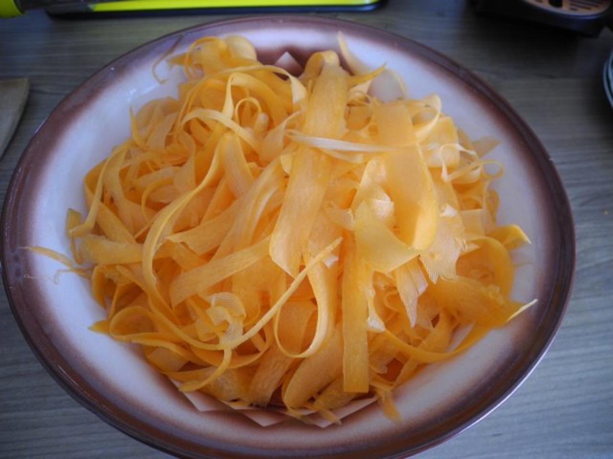 Unter 30 Minuten : Makkaroni - Wurst - Pfanne mit Möhren-Zucchini-Salat - Rezept - Bild Nr. 4