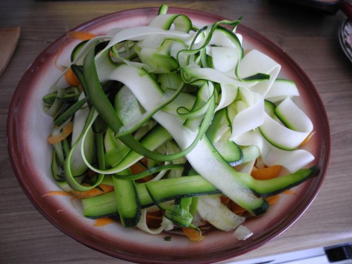 Unter 30 Minuten : Makkaroni - Wurst - Pfanne mit Möhren-Zucchini-Salat - Rezept - Bild Nr. 5