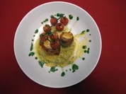 Rezept: Jakobsmuschel-Saltimbocca mit Petersilienwurzel-Risotto und Safranschaum Jakobsmuschel-Saltimbocca mit Petersilienwurzel-Risotto und Safranschaum - Rezept