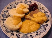Sauerbraten mit tschechischen Knödeln und Sauerrahmsauce - Rezept
