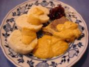 Sauerbraten mit tschechischen Knödeln und Sauerrahmsauce - Rezept