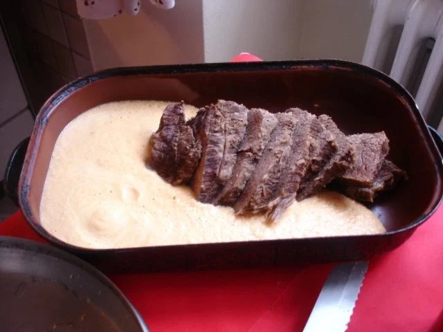 Sauerbraten mit tschechischen Knödeln und Sauerrahmsauce - Rezept - Bild Nr. 9