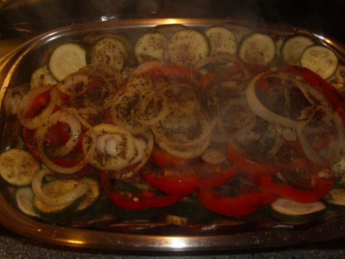 Warme Gemüseplatte mit Basilikum Brötchen - Rezept - kochbar.de