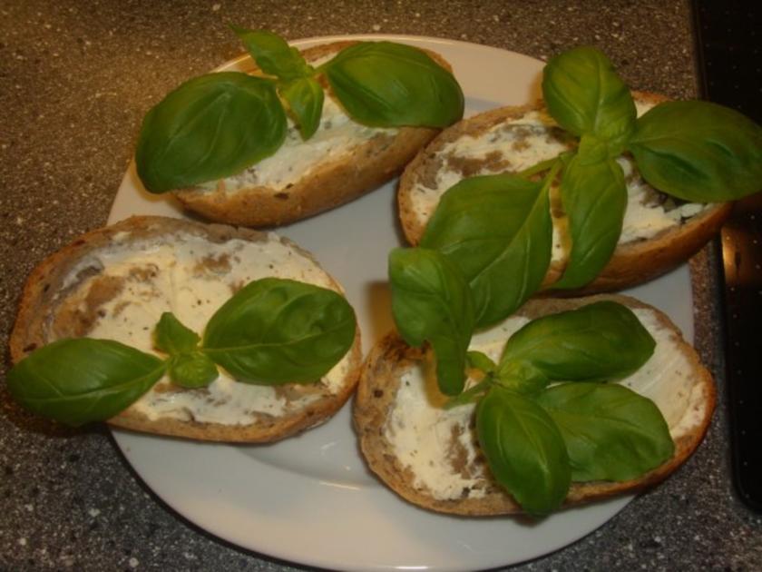 Warme Gemüseplatte mit Basilikum Brötchen - Rezept - kochbar.de