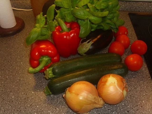 Warme Gemüseplatte mit Basilikum Brötchen - Rezept - Bild Nr. 3