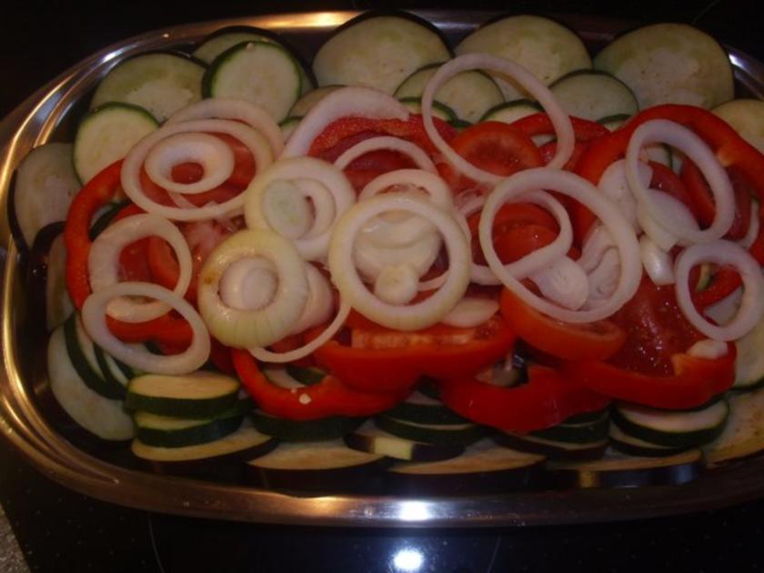 Warme Gemüseplatte mit Basilikum Brötchen - Rezept - kochbar.de