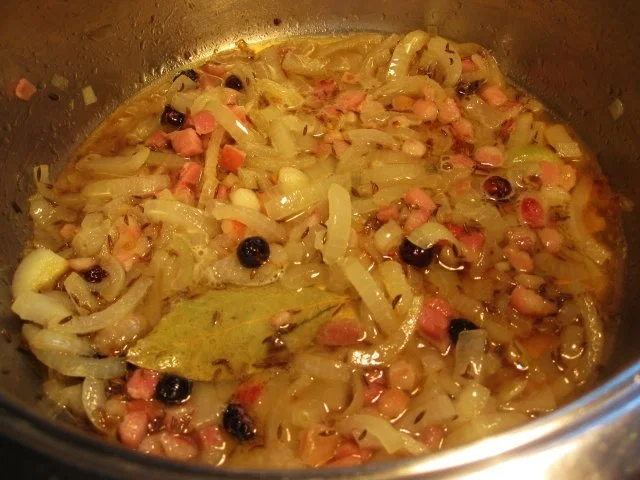 Rezept: Leberknödel, Sauerkraut und Püree mit Zwiebeln ... Bild Nr. 4 Leberknödel, Sauerkraut und Püree mit Zwiebeln ... - Rezept - Bild Nr. 4