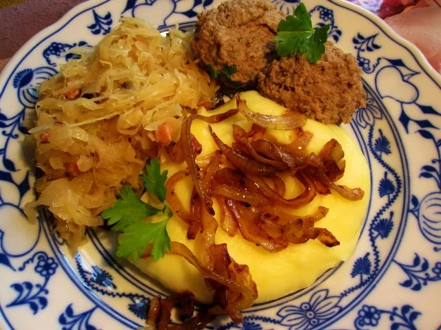 Rezept: Leberknödel, Sauerkraut und Püree mit Zwiebeln ... Bild Nr. 7 Leberknödel, Sauerkraut und Püree mit Zwiebeln ... - Rezept - Bild Nr. 7