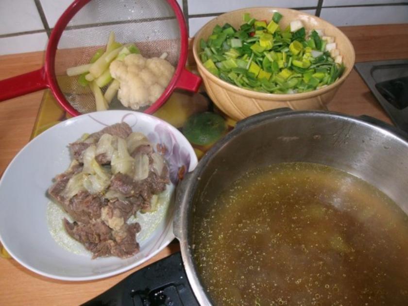 Klare Rindfleischsuppe mit Gemüse und Nudeln - Rezept - kochbar.de