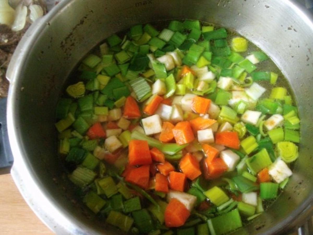 Klare Rindfleischsuppe mit Gemüse und Nudeln - Rezept - kochbar.de