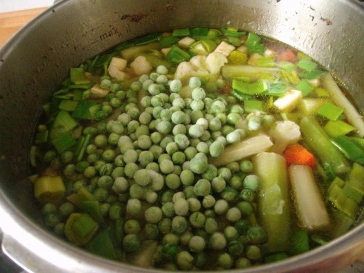 Klare Rindfleischsuppe mit Gemüse und Nudeln - Rezept - Bild Nr. 5