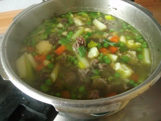 Klare Rindfleischsuppe mit Gemüse und Nudeln - Rezept - Bild Nr. 6