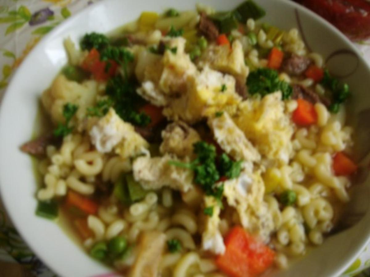 Klare Rindfleischsuppe mit Gemüse und Nudeln - Rezept - Bild Nr. 9