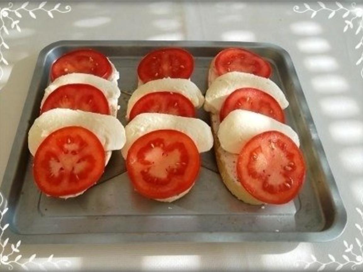 Tomate-Mozzarella Baguettes überbacken - Rezept - kochbar.de