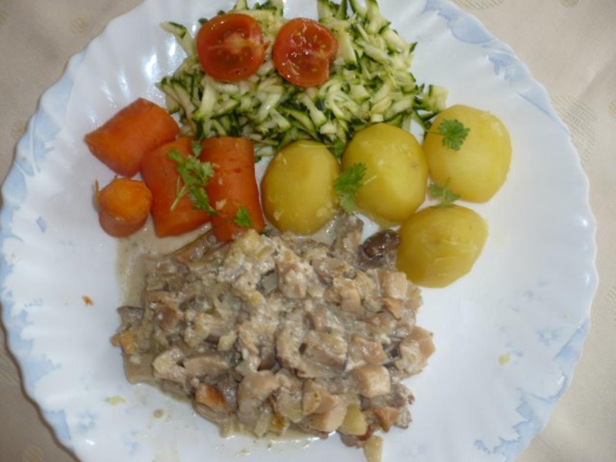 Kräuterseitling mit Kartoffeln, Möhren und Zucchini - Rezept Von ...