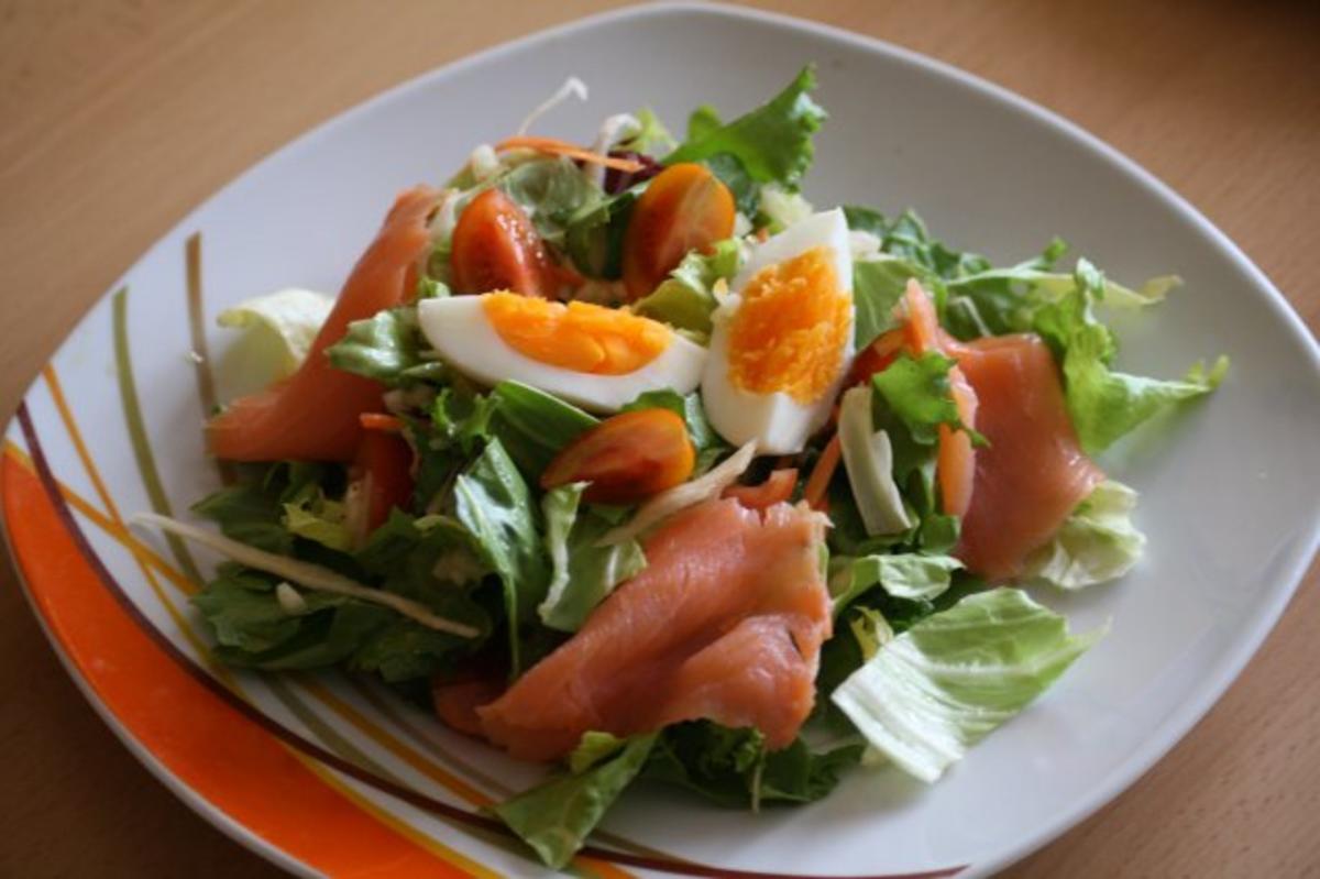 Blattsalat mit Ei und Räucherlachs - Rezept