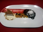 Fondant au Chocolat mit marinierten, semi-getrockneten Früchten und Vanilleeis - Rezept