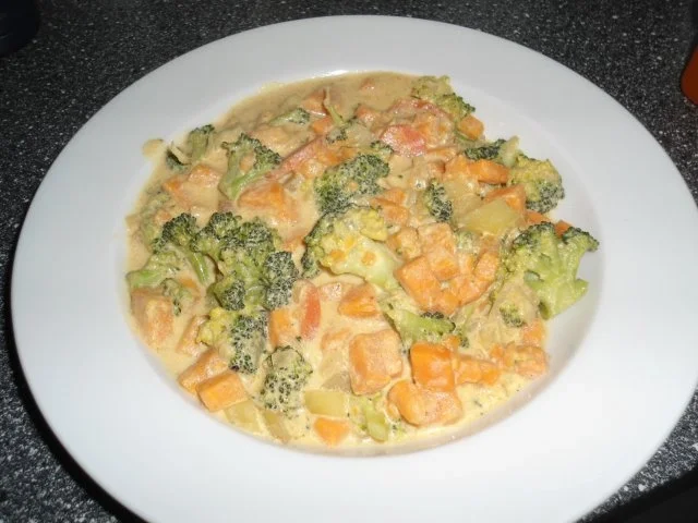 Rezept: Cremiges Sojacurry mit Süßkartoffeln und Brokkoli Cremiges Sojacurry mit Süßkartoffeln und Brokkoli - Rezept