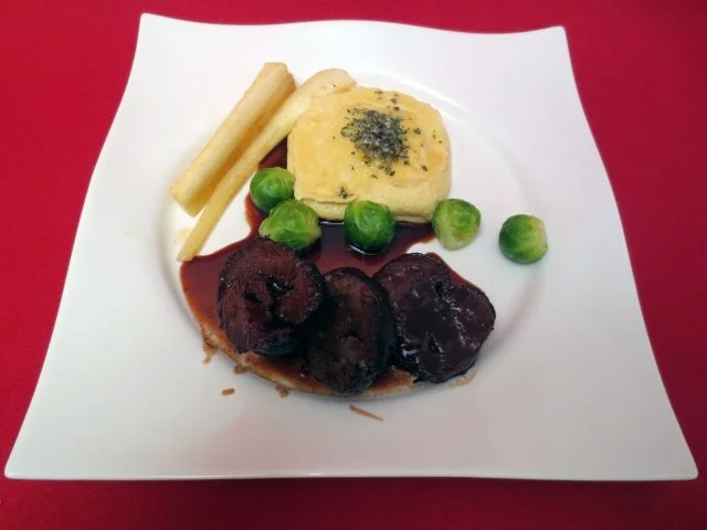 Geschmorte Ochsenbäckchen an Rosmarinpolenta - Rezept