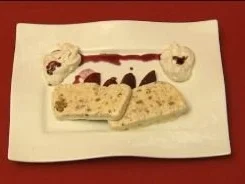 Spekulatiusparfait mit Rotweinäpfeln und Zimtschaum - Rezept