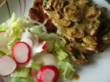 Steaks mit Champignons und buntem Salat - Rezept