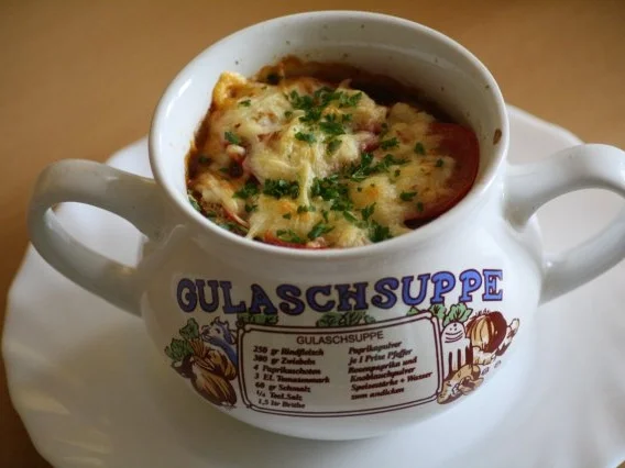 Rezept: Überbackene Gulaschsuppe Überbackene Gulaschsuppe - Rezept