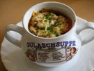 Überbackene Gulaschsuppe - Rezept
